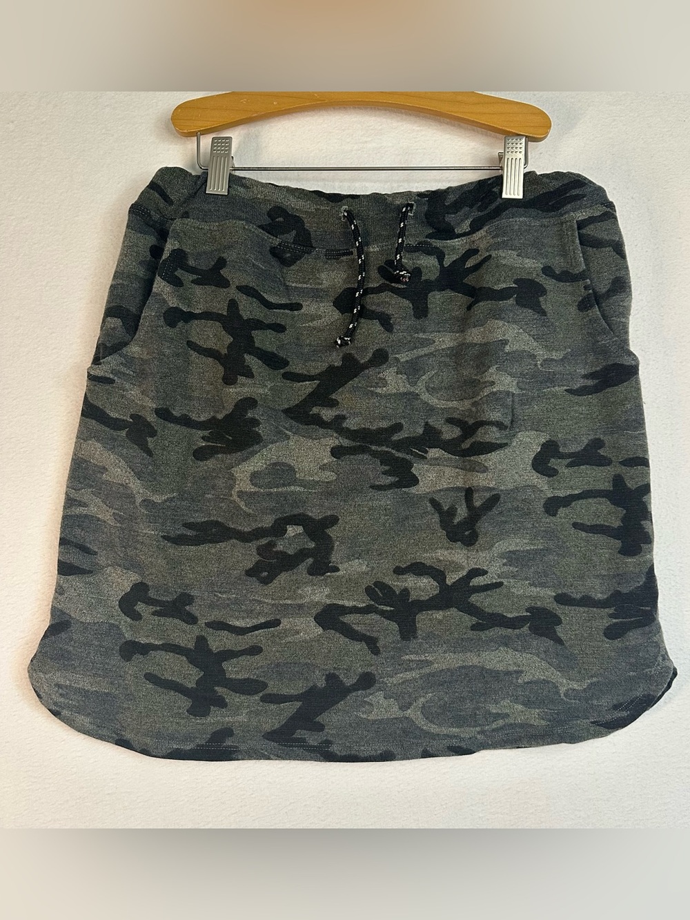 Sundry For Evereve  Camo Saturday Skirt Stretch Comfort Size 2 Medium 8-10